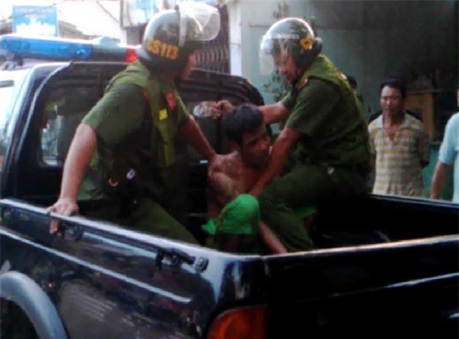 Thanh niên cởi trần, vác dao dọa chém người giữa phố