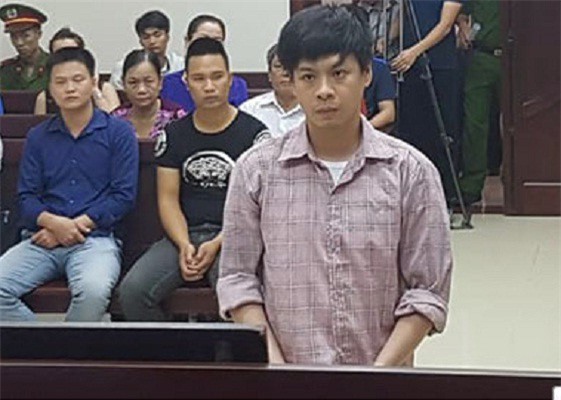 Thiếu gia tâm thần đi xe Lexus lao vào trụ sở công an "múa dao"