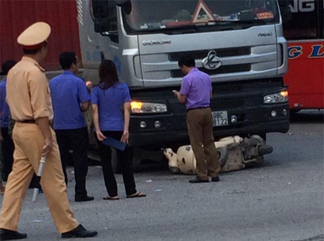 Va chạm với xe đầu kéo, nữ trung úy công an bị cán chết thảm