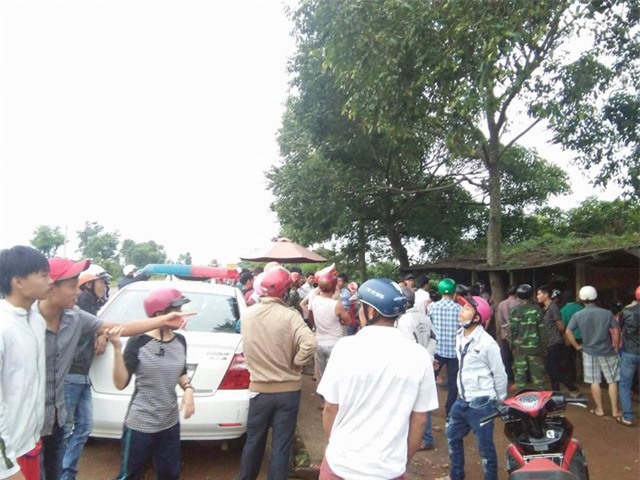 Vi phạm giao thông, ngang nhiên đạp đổ xe CSGT