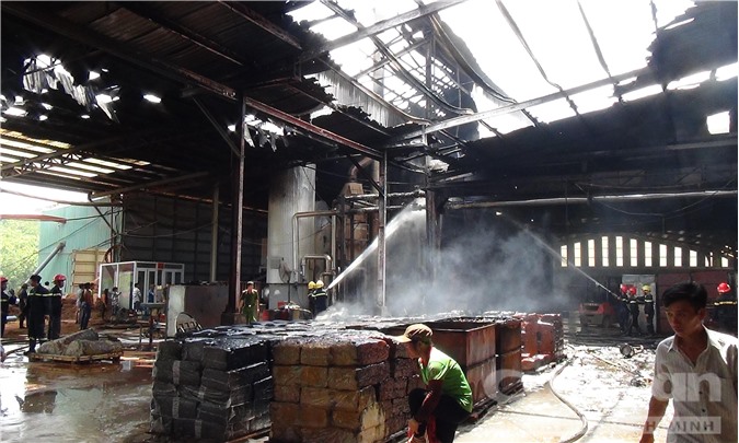 Cháy lớn thiêu rụi gần 30 tấn cao su, thiệt hại hàng tỉ đồng