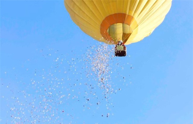 "Rải tiền" từ không khí cầu: Chỉ xử phạt công ty quay phim