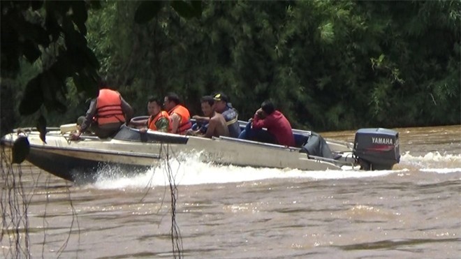 Tàu sắt đâm vào đá ngầm, 9 người dân hoảng loạn kêu cứu