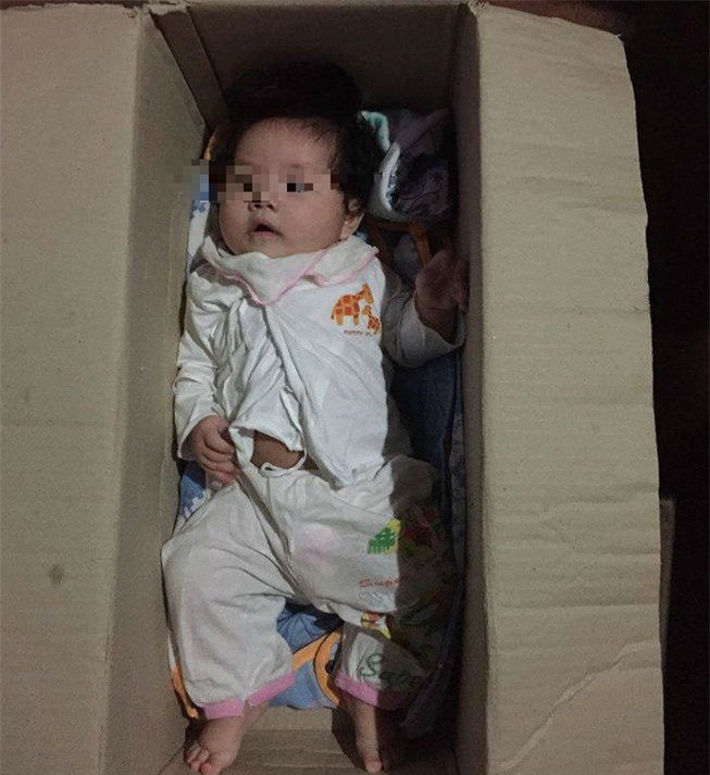 Bé gái kháu khỉnh bị bỏ rơi trong thùng giấy ở Hà Nội