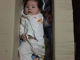 Bé gái kháu khỉnh bị bỏ rơi trong thùng giấy ở Hà Nội