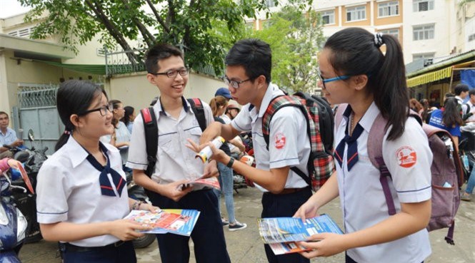 Các sĩ tử cười tươi sau môn đầu tiên THPT Quốc gia 2017