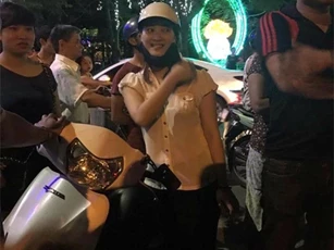 Cô gái xinh đẹp ở Hải Phòng lao xe đâm ngã tên cướp