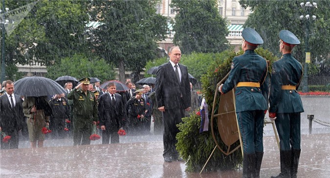 Ông Putin đội mưa, đặt vòng hoa tại mộ chiến sĩ vô danh