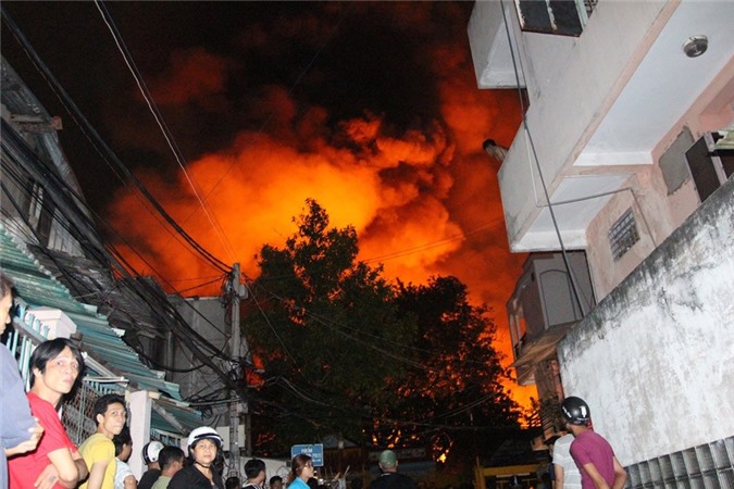 Cháy lớn ở cảng Sài Gòn, hàng trăm chiến sĩ chữa cháy xuyên đêm