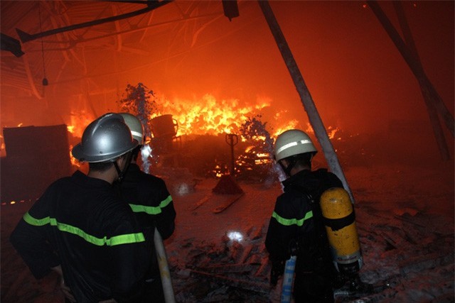 Chùm ảnh "biển lửa" bao trùm khu vực gần cảng Sài Gòn 