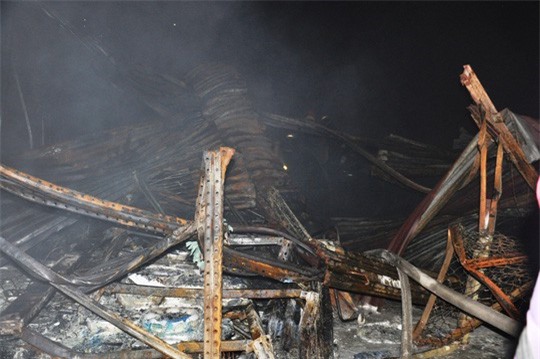 Hiện trường kinh hoàng vụ cháy 5000m2 kho hàng ở Sài Gòn