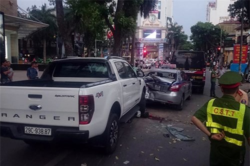 Ford Ranger gây tai nạn liên hoàn giữa phố Hà Nội, 2 người bị thương