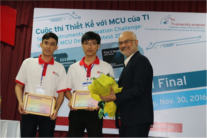 Sinh viên Đà Nẵng sáng tạo thiết bị cảnh báo lũ