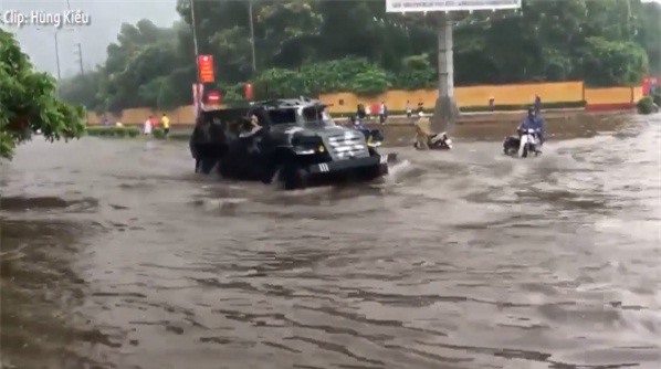 Thái Nguyên mưa cực lớn, xe quân dụng chở thí sinh đi thi