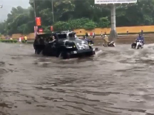 Thái Nguyên mưa cực lớn, xe quân dụng chở thí sinh đi thi