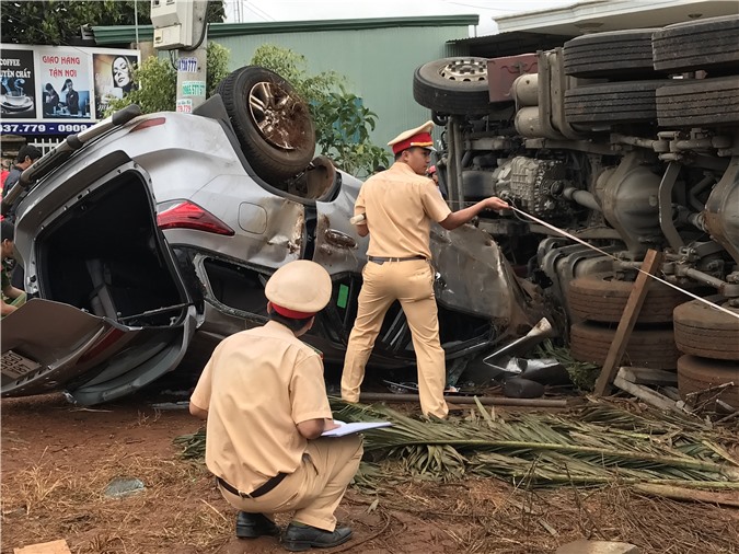 Xe container lật nghiêng, ôtô 7 chỗ nằm "phơi bụng" sau cú va chạm