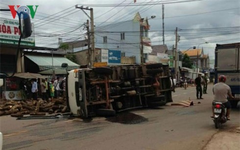 Xe tải chở gỗ lật ngang đường đè phụ xe chết thảm