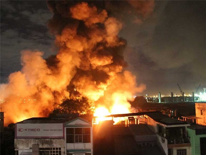 Bảo vệ nghiêm ngặt hiện trường, làm rõ vụ cháy kinh hoàng gần cảng Sài Gòn