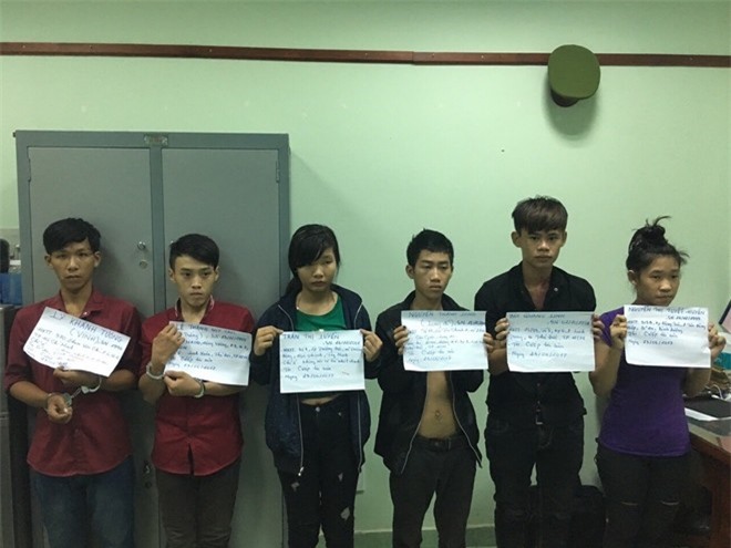 Dàn cảnh đánh ghen, cô gái cướp xe máy của người yêu cũ