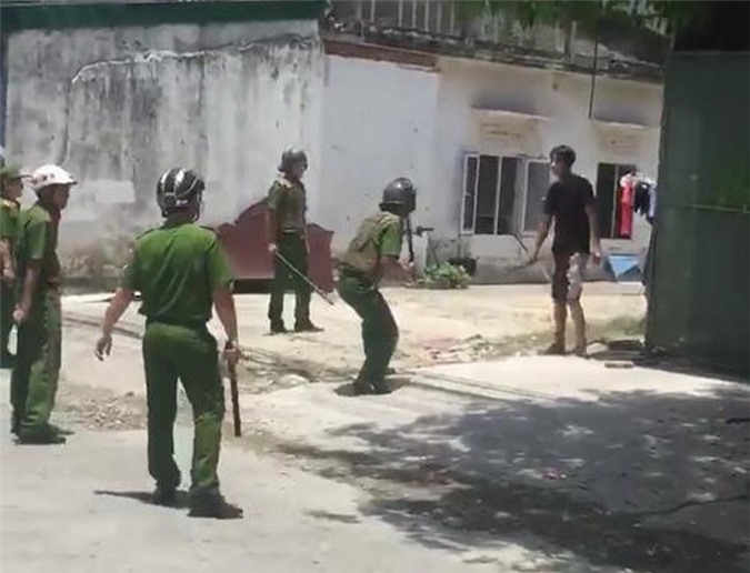 Đập phá nhiều xe sang, thanh niên "ngáo đá" cứa cổ tự sát