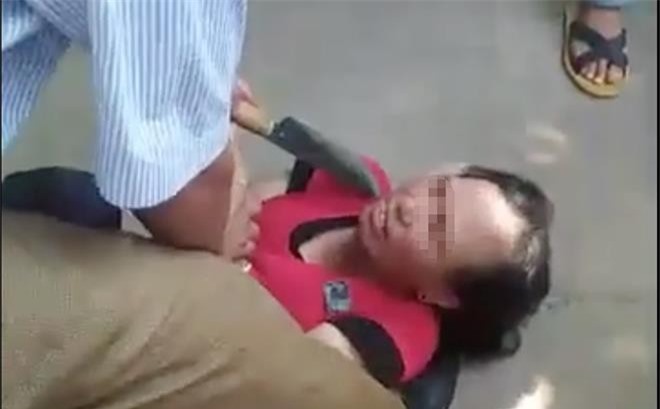 Dí dao nhọn vào cổ người phụ nữ nghi bắt cóc trẻ em ở Nghệ An