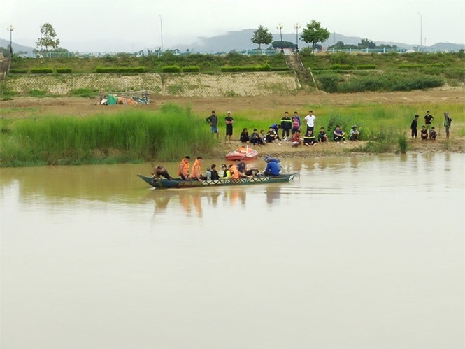 Cha mất tích, con chết thảm khi lật thuyền đánh cá