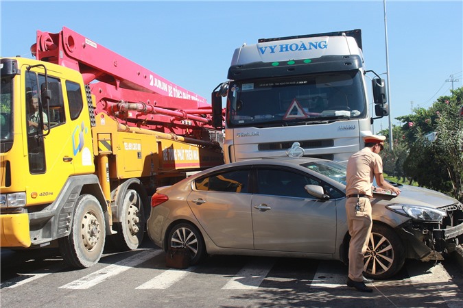 Đà Nẵng: Xe tải đâm xe hơi biến dạng