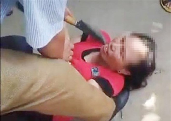 Dí dao nhọn vào cổ người phụ nữ vì nghi bắt cóc trẻ em