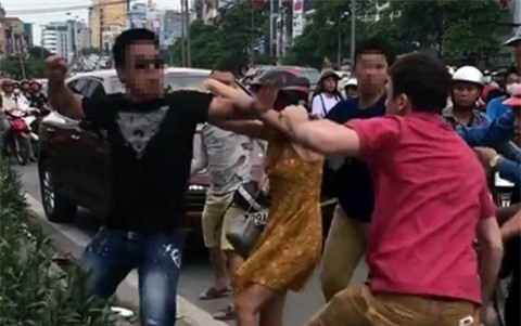 Hai thanh niên xăm trổ đánh người đàn ông nước ngoài chảy máu mũi