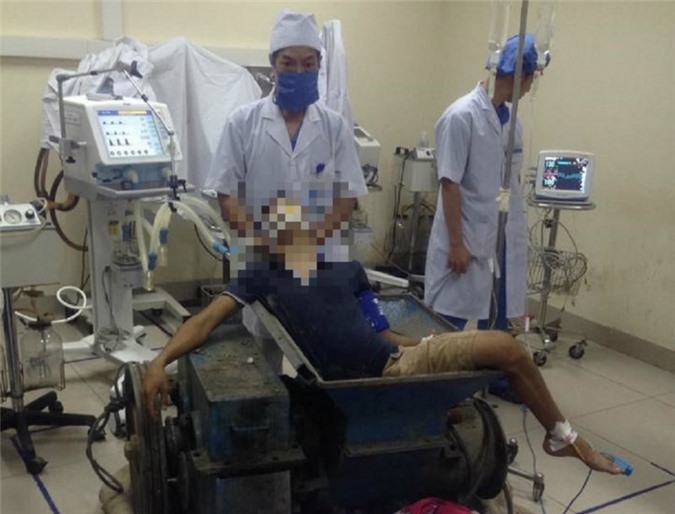 Mắc kẹt trong máy làm gạch, một công nhân bị nát chân