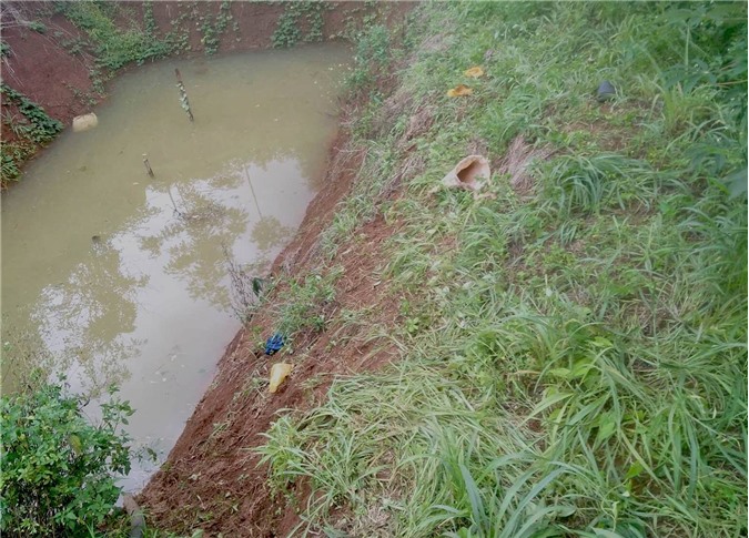 Mẹ khóc ngất khi thấy xác chết 3 chị em dưới ao