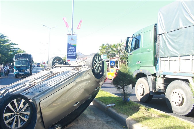 Quảng Nam: Xe hơi lật ngang giữa đường sau va chạm với xe tải
