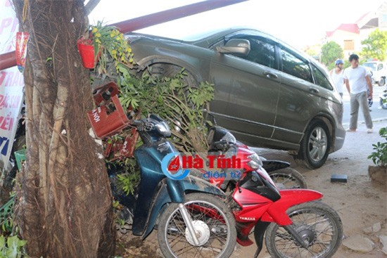 Tài xế Honda CRV đạp nhầm chân ga, đè bẹp 11 xe máy