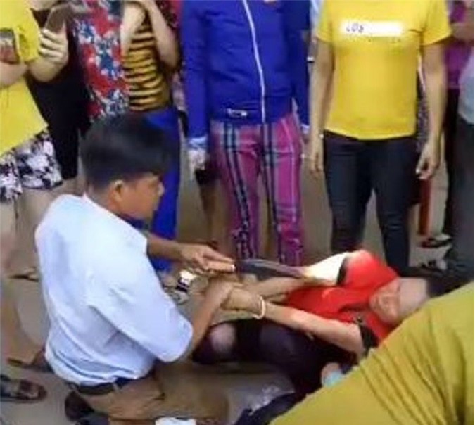 Tin bất ngờ về người phụ nữ bị dí dao vào cổ vì nghi bắt cóc trẻ em