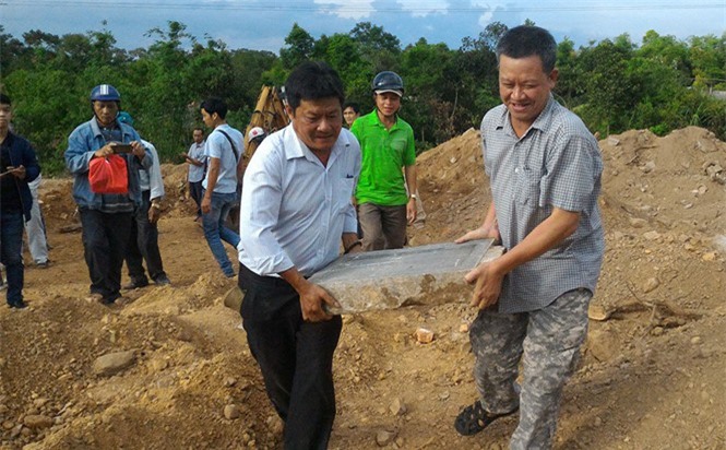 Tin mới vụ tìm thấy bia mộ vợ vua Tự Đức ở Huế