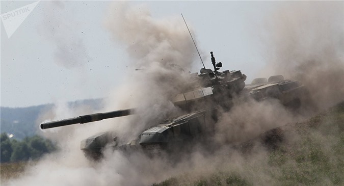 Xe tăng Syria truy đuổi IS trên sa mạc đông Palmyra