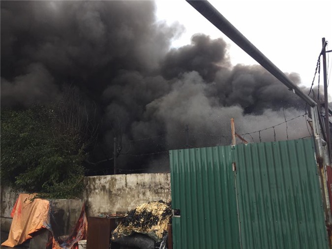 "Bà hỏa" thiêu rụi kho nhựa, khói đen bốc cao cả vùng trời