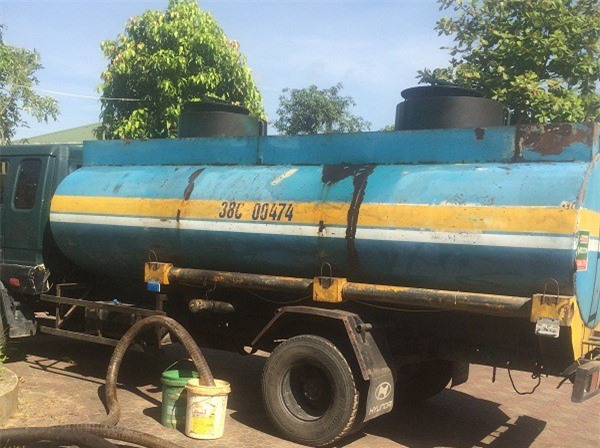 Bắt quả tang tài xế xe bồn bán hàng nghìn lít dầu trái phép
