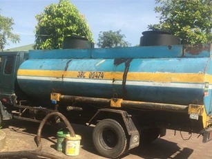 Bắt quả tang tài xế xe bồn bán hàng nghìn lít dầu trái phép