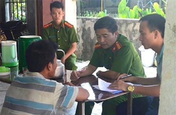 Chồng dùng dao khống chế vợ rồi nhốt vào phòng kín