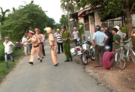 Côn đồ hành hung CSGT vì bị xử lý vi phạm