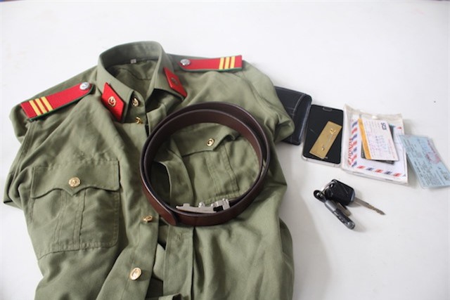 Ra oai với bạn bè, nam thanh niên mặc quân phục công an đi bar