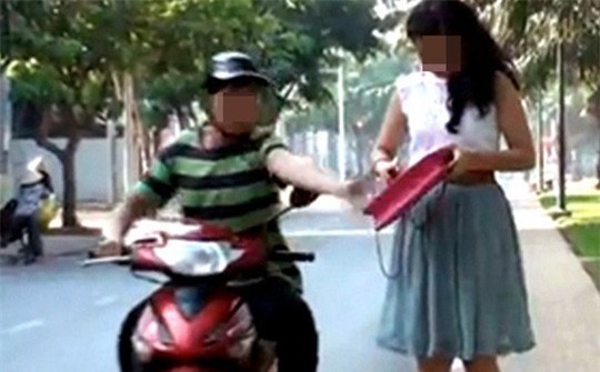 Một giáo viên cướp giật hơn 70 triệu đồng