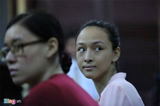 Xét xử hoa hậu Phương Nga: Tòa lệnh áp giải "người đàn bà bí ẩn"