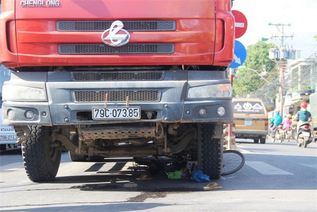 Dắt xe đạp qua đường, người phụ nữ bị xe ben cuốn vào gầm