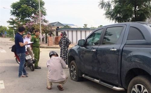 Giang hồ hỗn chiến, bỏ cả xe Porsche để trốn công an