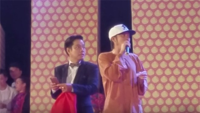 Hoài Linh "cao tay" xử lý khéo léo khi bị khán giả ném đá