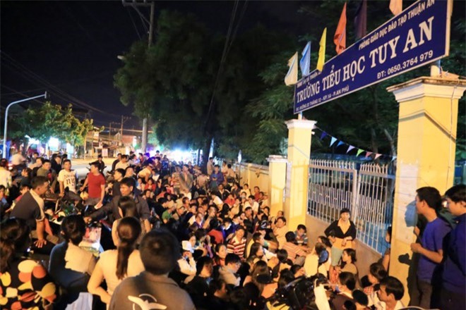 Phụ huynh "vạ vật", ngủ trước cổng trường xin học cho con vào lớp 1