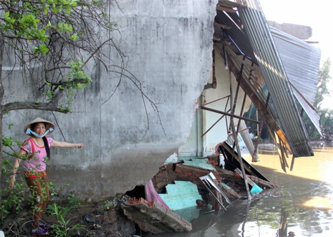 Sài Gòn: 5 ngôi nhà bất ngờ nứt toác, sạt lở xuống sông lúc nửa đêm
