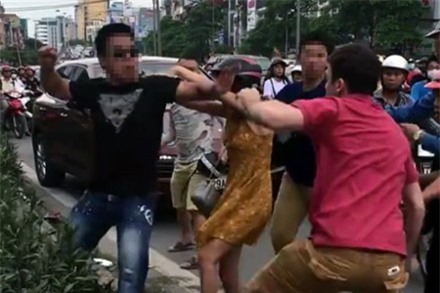 Tạm giữ 2 thanh niên xăm trổ đánh anh Tây chảy máu mũi ở Hà Nội